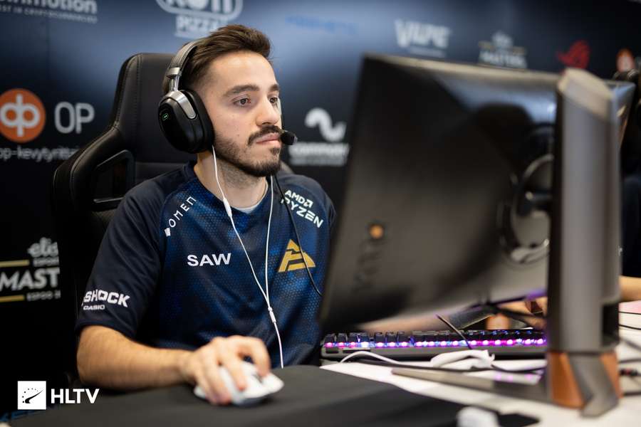 O primeiro adversário dos SAW são os MOUZ