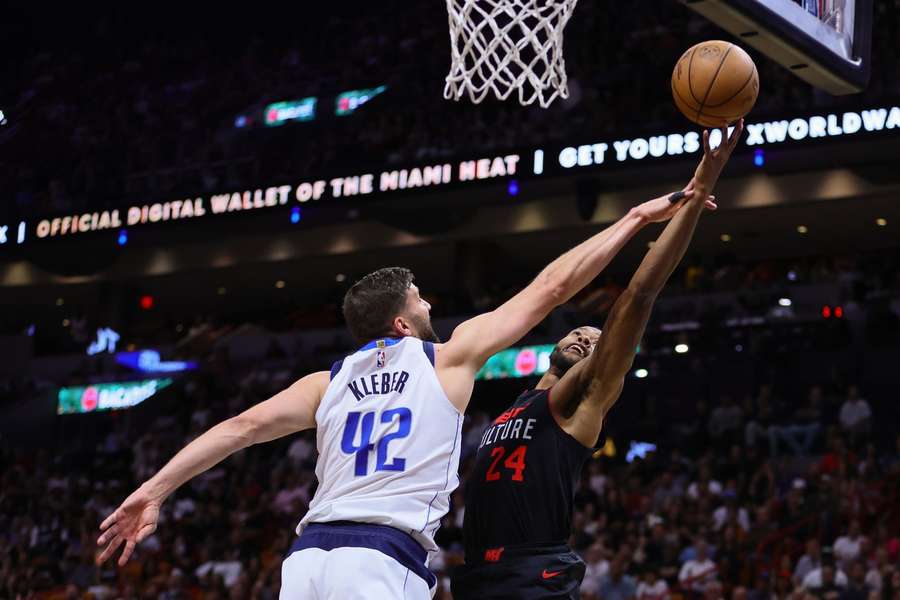 NBA Round-up: Maxi Kleber beim Block gegen Miamis Haywood Highsmith.