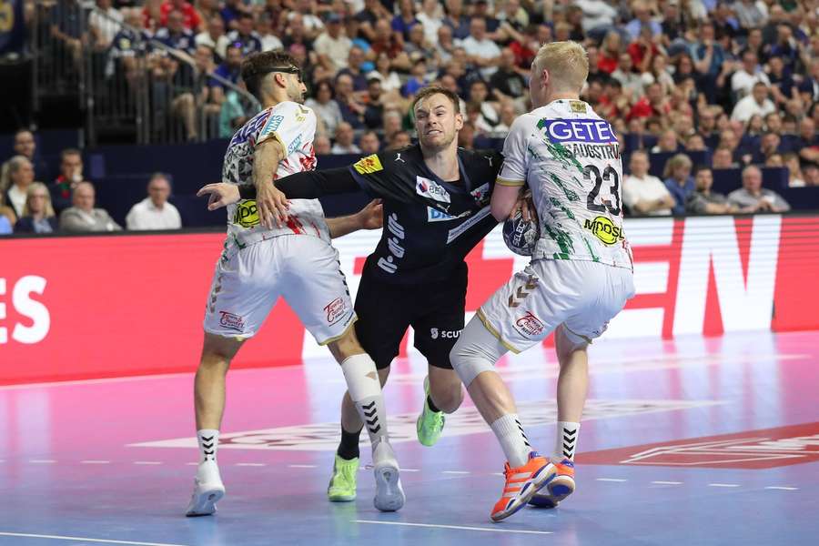 Mathias Gidsel struggle to break through the Magdeburg defense brilliantly organized by Magnus Saugstrup