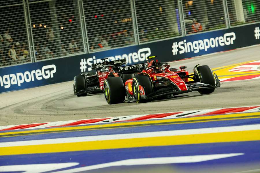 Carlos Sainz Jr și Charles Leclerc au dominat a doua sesiune de antrenamente libere premergătoare Marelui Premiu de Formula 1 de la Singapore