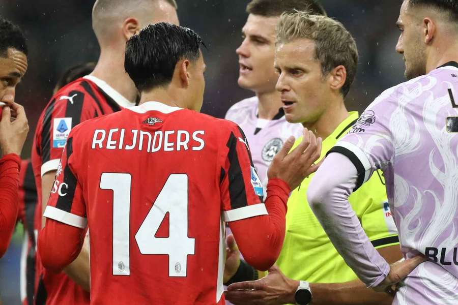 Reijnders in discussie met de arbiter