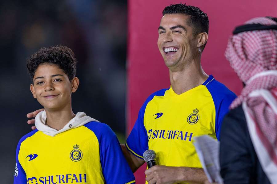 Cristiano Ronaldo acompanhado pelo filho