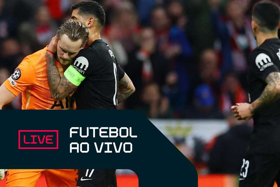 Kinsky é consolado ao ser substituído com apenas 17 minutos de jogo