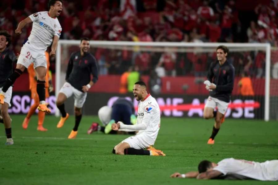 Sevilla forward Youssef En-Nesyri (C) celebrates his team's qualification for the Europa League final