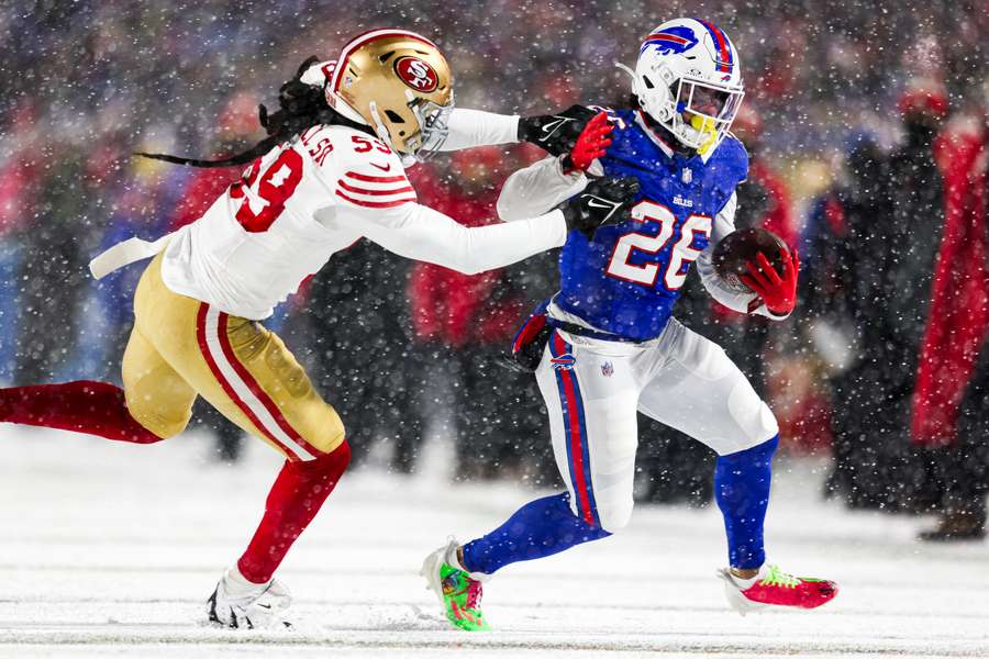 49ers suspend linebacker De'Vondre Campbell about to get stiff-armed into free agency after being suspended by the team for the season
