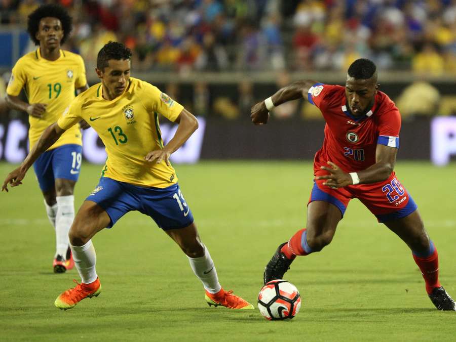 Marquinhos et Duckens Nazon à la lutte lors du match Brésil - Haïti, disputé à Orlando le 8 juin 2016.