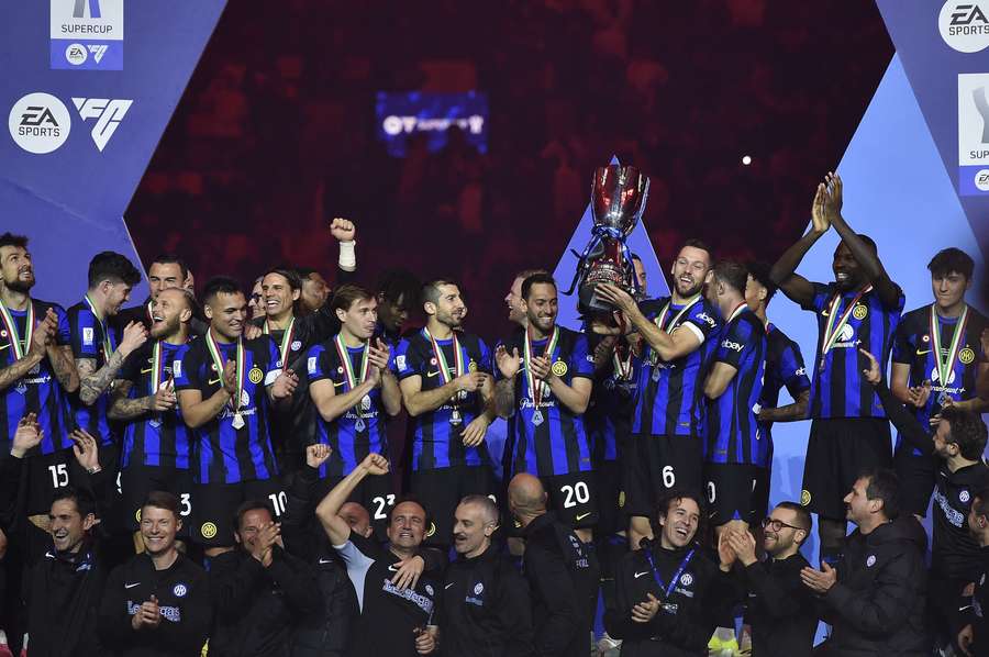 L'Inter alza al cielo la Supercoppa 2024