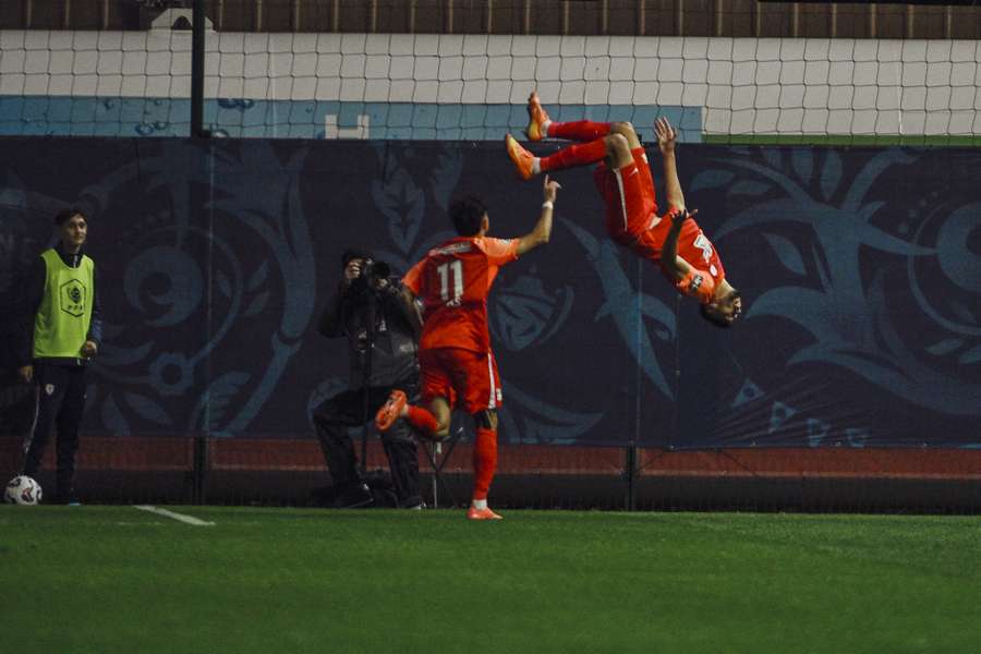Domingues celebra um dos gols da vitória do Cannes Domingues celebra um dos gols da vitória do Cannes