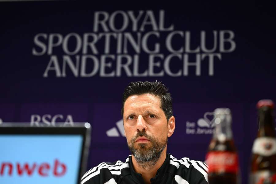 Vítor Bruno em conferência de imprensa no Anderlecht