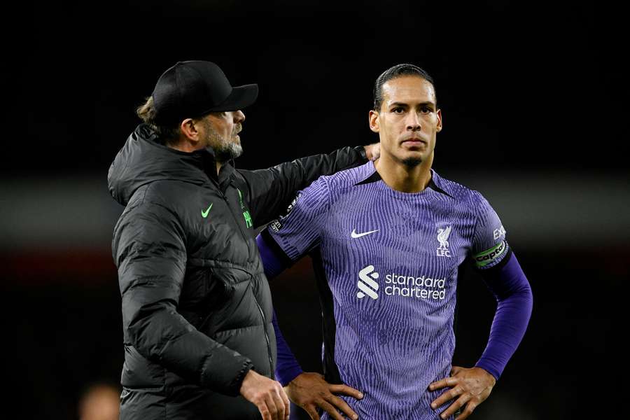 Manažer Liverpoolu Jurgen Klopp a Virgil van Dijk vypadají po zápase sklesle