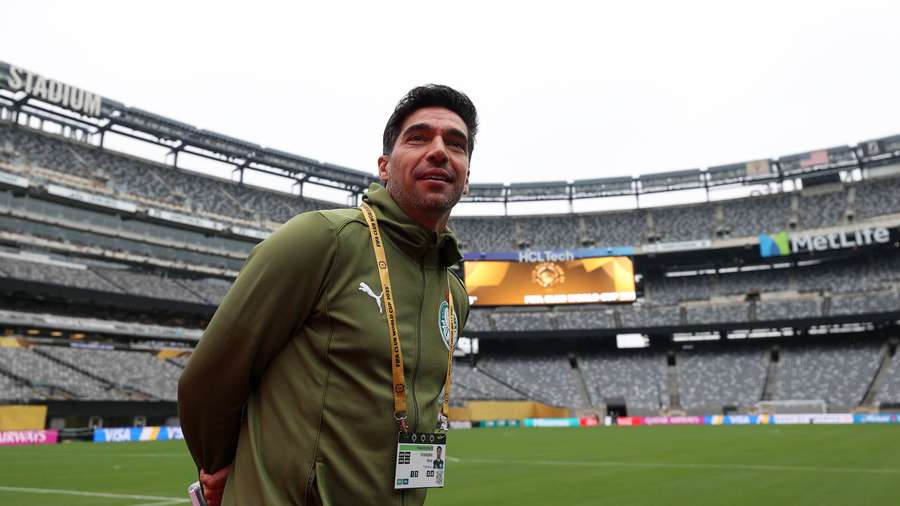 Abel Ferreira durante reconhecimento do gramado do MetLife Stadium Abel Ferreira durante reconhecimento do gramado do MetLife Stadium