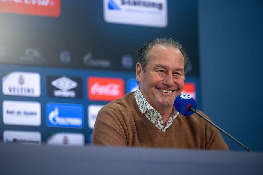Huub Stevens bei einer Schalke-Pressekonferenz im Jahr 2020 Huub Stevens bei einer Schalke-Pressekonferenz im Jahr 2020