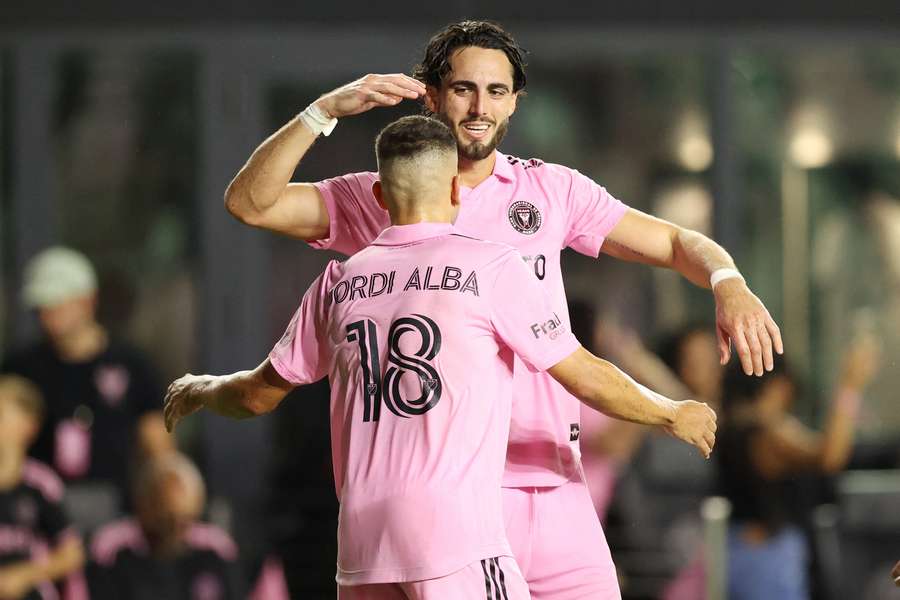 Leonardo Campana celebrates his goal with Jordi Alba
