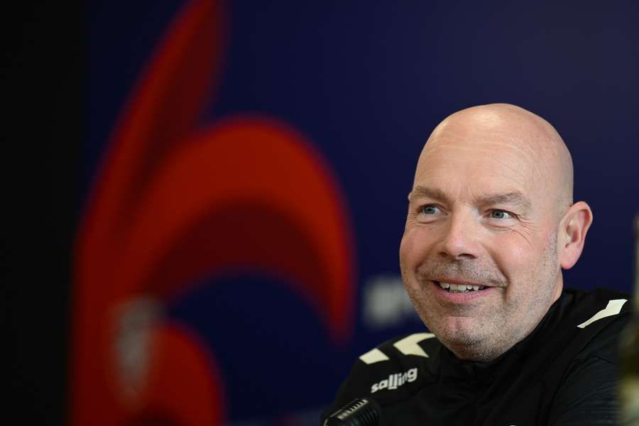 Dánský trenér Brian Riemer na tiskové konferenci před zápasem s Českem.