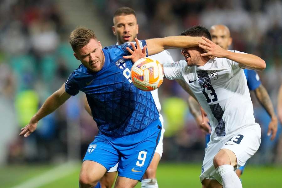 Benjamin Källman van Finland in actie tegen Slovenië