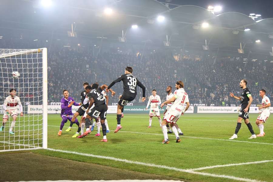 Sturm bei einer Ecke gegen den GAK. Sturm bei einer Ecke gegen den GAK.
