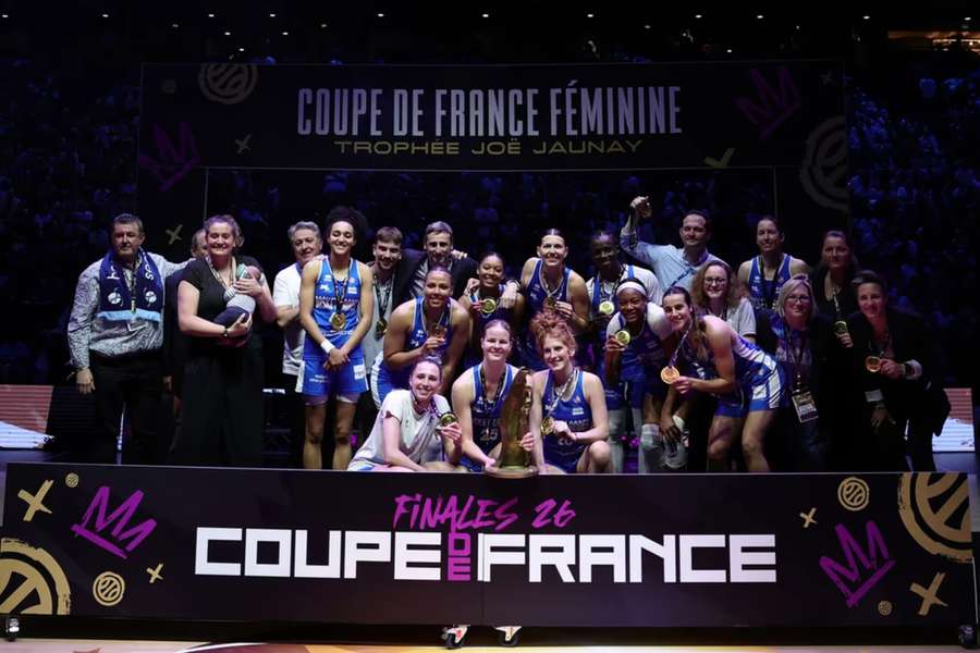 Basket Landes célèbrent sa victoire.