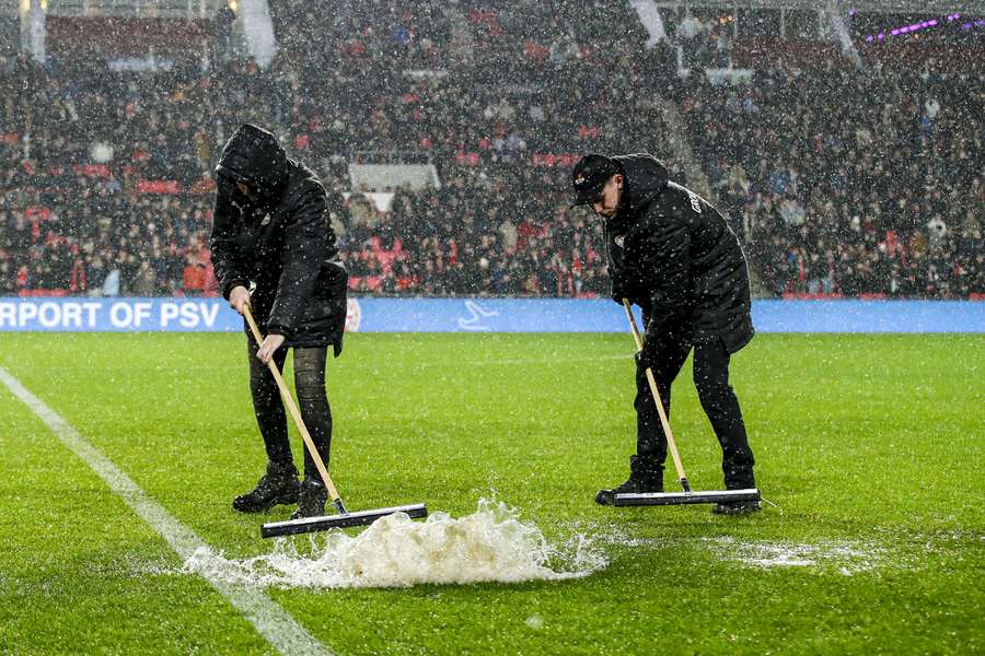 De bekerwedstrijd tussen PSV en FC Twente werd afgelast wegens hevige regenval