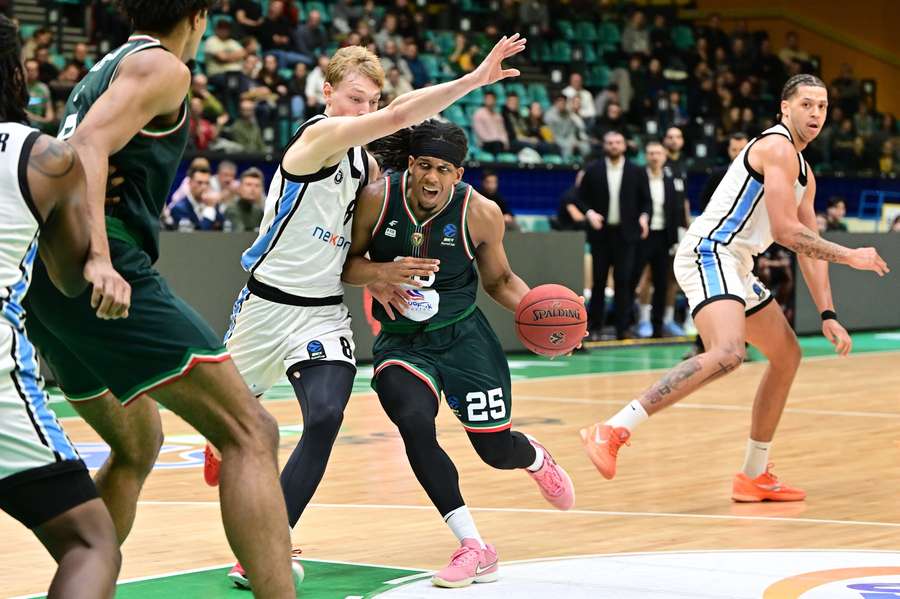 Koszykarz Śląska Wrocław Kadre Grey (C-P) i Zsombor Maronka (C-L) z Veolia Towers Hamburg podczas meczu grupy A Pucharu Europy.