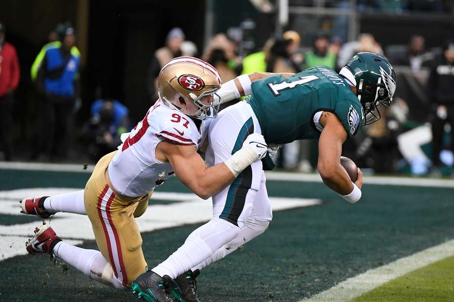 Nick Bosa (97) sackt Philadelphia Eagles-quarterback Jalen Hurts (1)