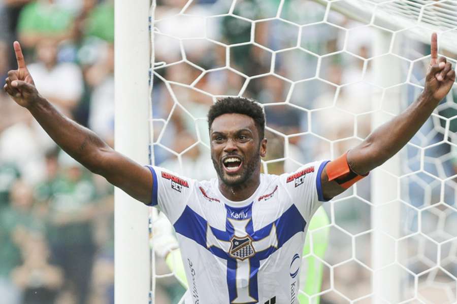 Bruno Mezenga foi o herói do Água Santa