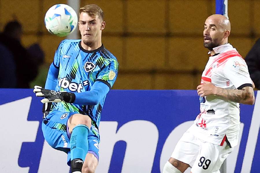 Léo Linck durante duelo entre Botafogo e Nacional de Potosí