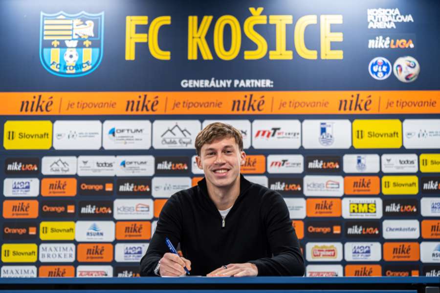 Julardžija pri podpise kontraktu s Košicami.