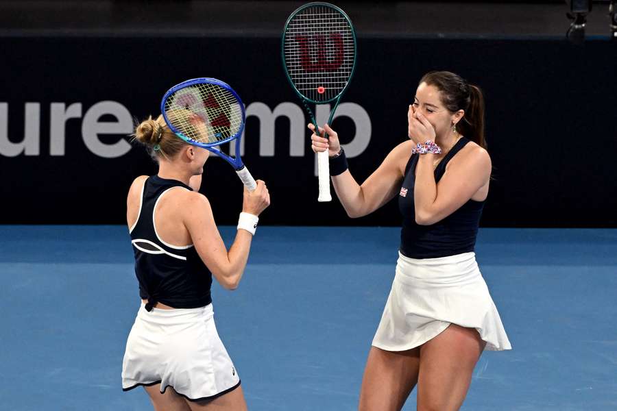 Harriet Dart (po lewej) i Jodie Burrage (po prawej) świętują zwycięstwo w deblu kobiet nad Storm Hunter i Ellen Perez z Australii