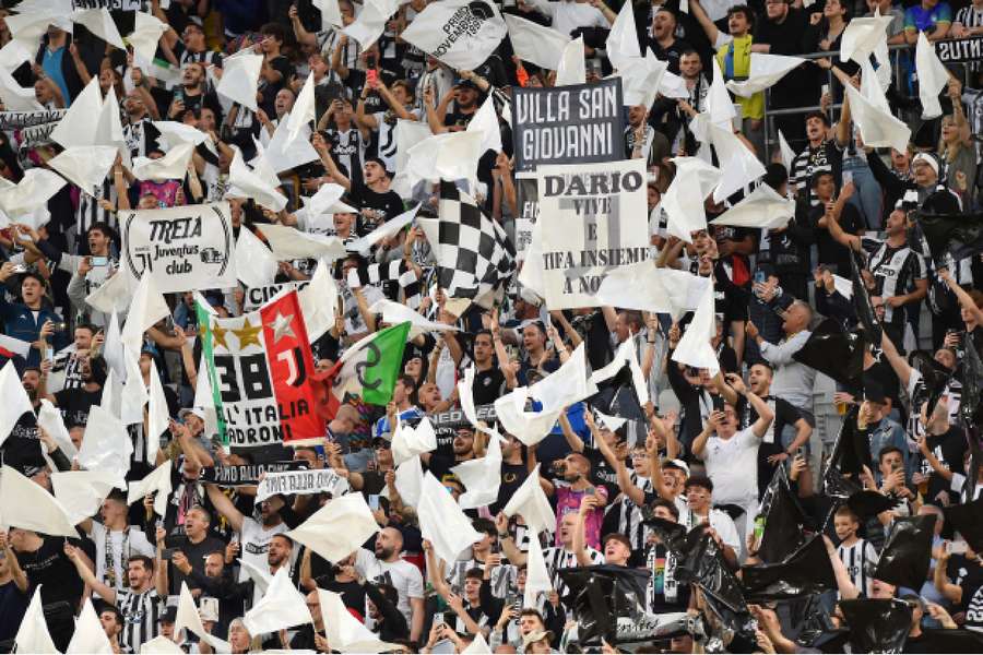 Adeptos da Juventus no Estádio Allianz, em Turim
