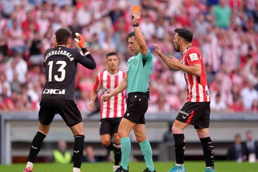 Julen Agirrezabala, expulsado frente al Sevilla.