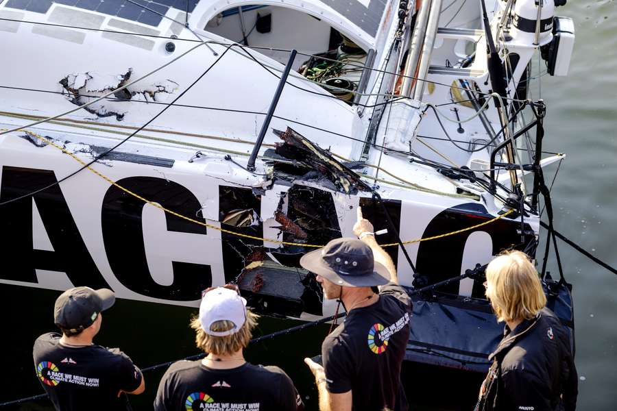 Schade aan de boot van 11th Hour Racing Team die terug is gekeerd in de haven na de aanvaring