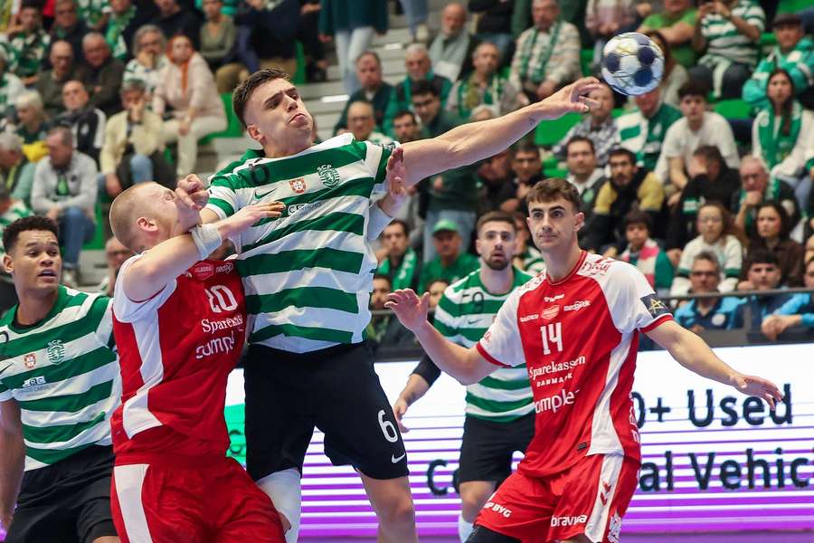 Sporting's Francisco Costa (C) and Aalborg's Felix Moller (L) in action during their clash in February