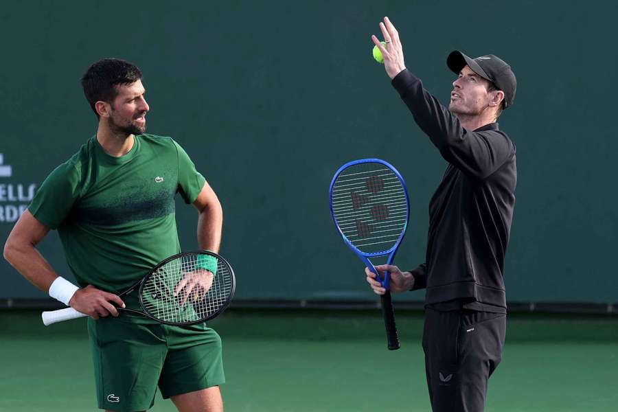 Novak Djokovic dialoga junto a Andy Murray.