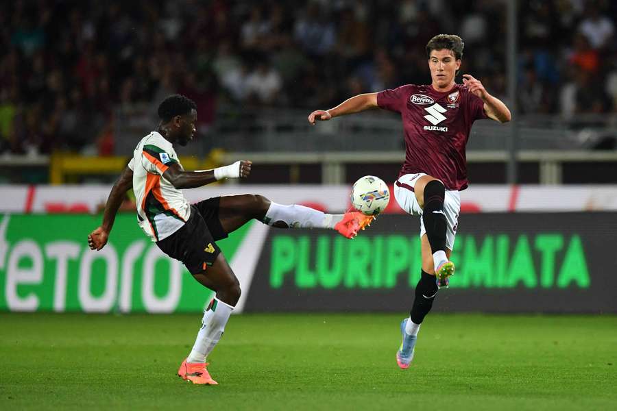 Cesare Casadei z Turína a Fali Cande z Benátek v zápase 35. kola Serie A. 