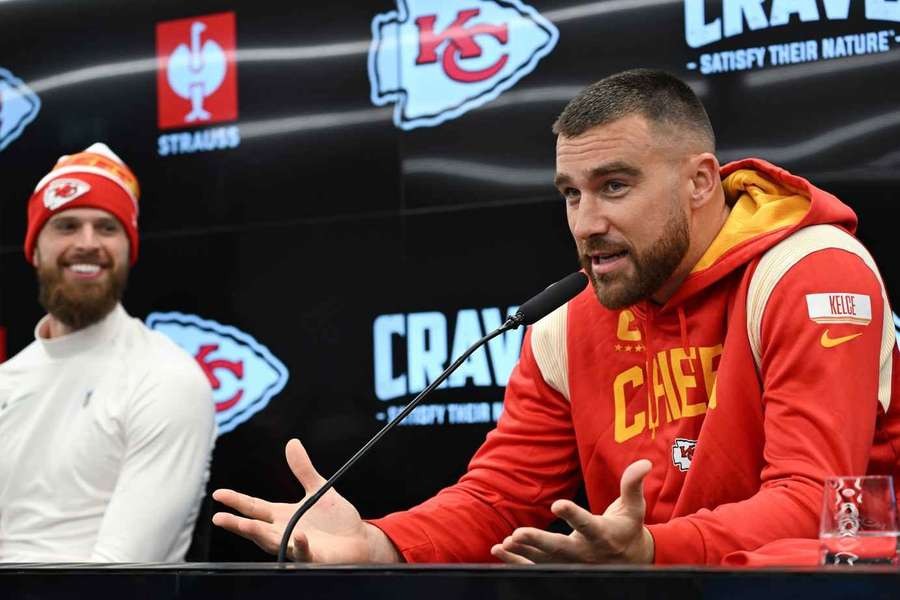 Die NFL-Profis Travis Kelce (r.) und Harrison Butker haben teamintern unterschiedliche politische Präferenzen.