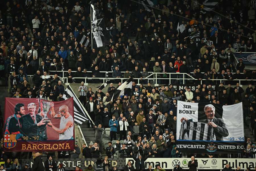 Newcastle fans pay tribute to former manager Bobby Robson