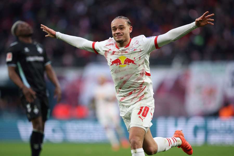 Xavi Simons esulta per il gol segnato al Werder Brema