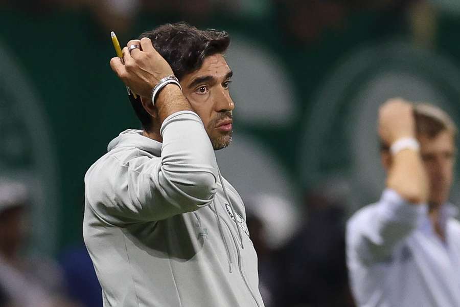 Abel vê Palmeiras "desligado" contra Liverpool e pede "cuidado" a Estêvão