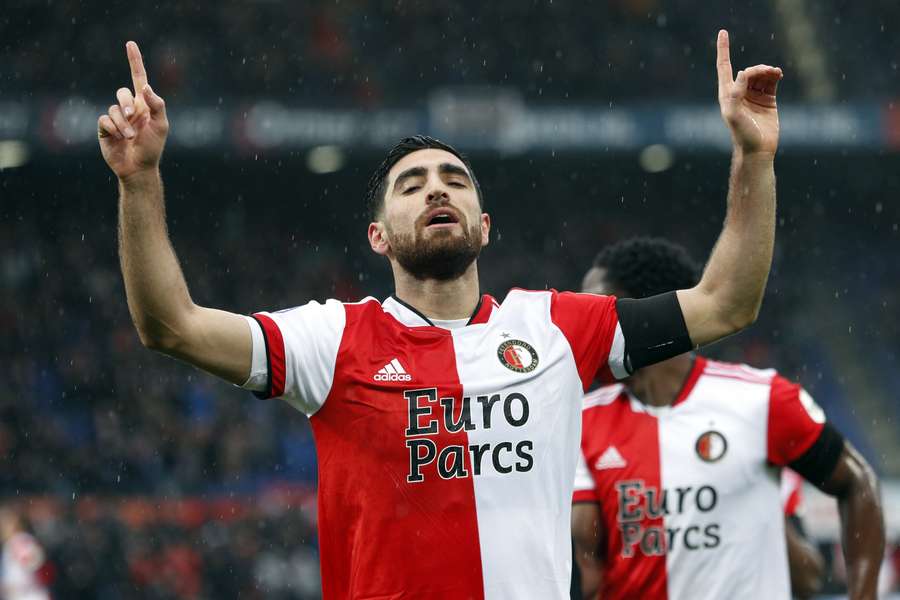 Alireza Jahanbakhsh in 2022 met een rouwband om de linkerarm