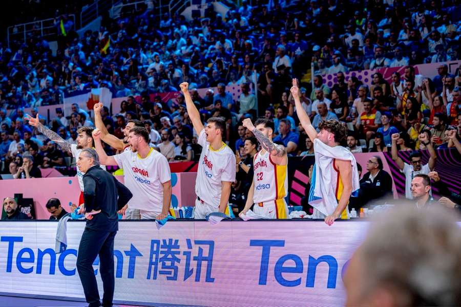 Sergio Scariolo, con los suplentes de España detrás celebrando un punto