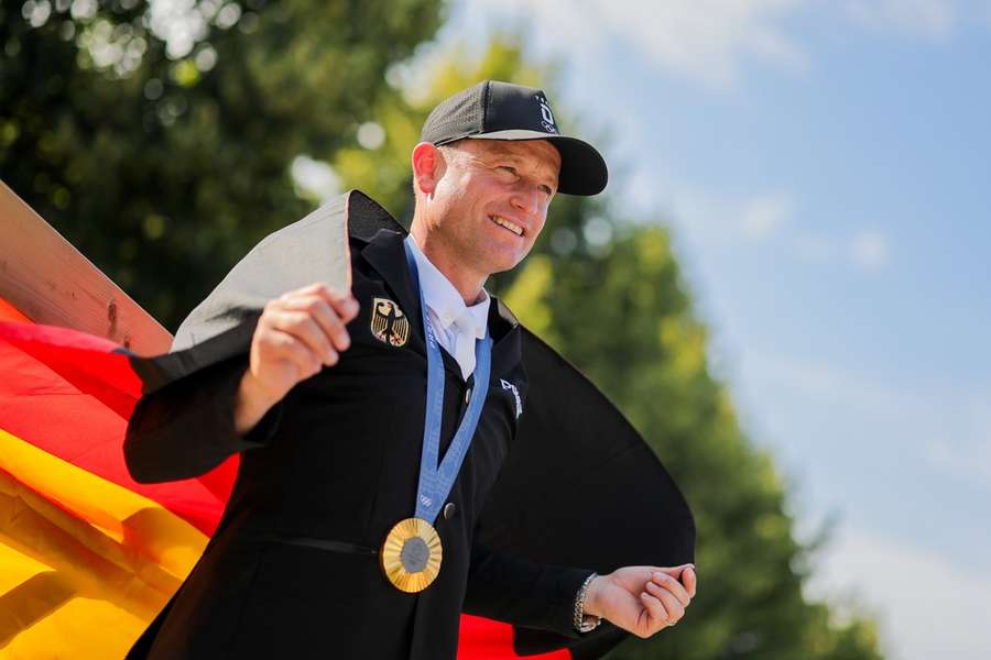 Michael Jung recebe medalha de ouro após medalha de ouro