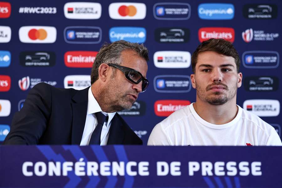 Fabien Galthie en scrum-half Antoine Dupont tijdens de persconferentie van woensdag