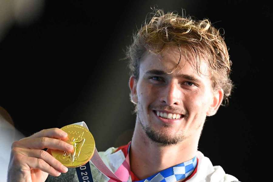 Alexander Zverev mit seiner Goldmedaille bei Olympia 2021.