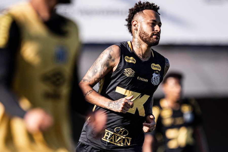 Neymar durante treinamento no CT Rei Pelé Neymar durante treinamento no CT Rei Pelé