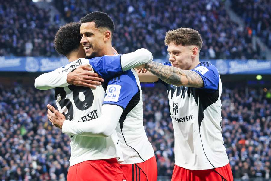 Hamburk v dramatickém zápase porazil Stuttgart 2:1. Hamburk v dramatickém zápase porazil Stuttgart 2:1.