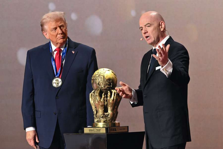 O presidente da FIFA, Gianni Infantino (D), entrega o Prémio da Paz da FIFA ao presidente dos EUA, Donald Trump