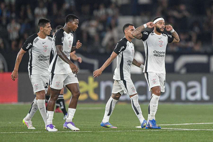 Memphis Depay celebra su último gol con el Corinthians