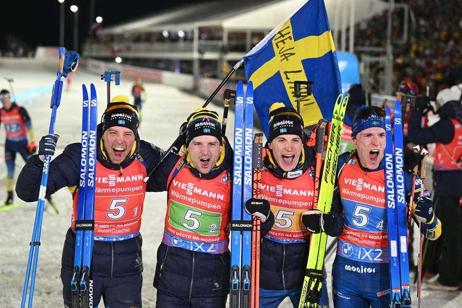 Švédska radosť po zlate zo štafety.