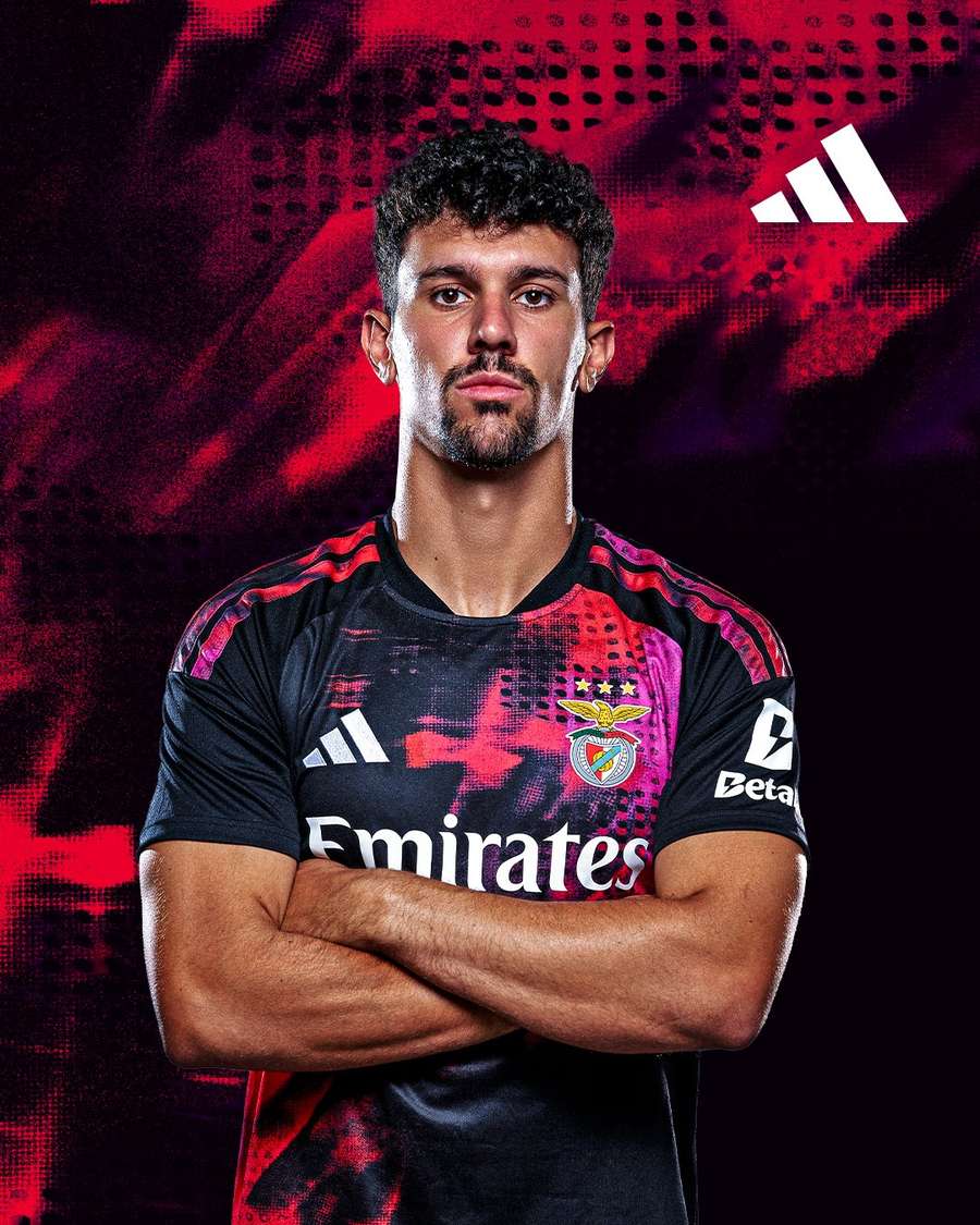 Tomás Araújo com a terceira camisola do Benfica