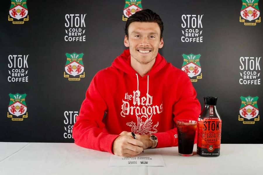 Moore sa Wrexhamu upísal na tri roky.
